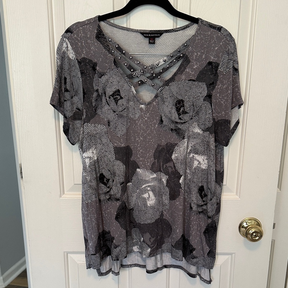 Rock & Republic Gray Floral Short Sleeve Tee